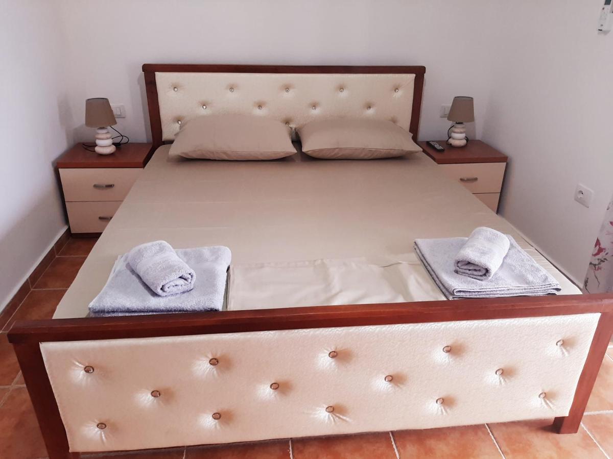 Guesthouse Cathrine Dhermi Exterior photo