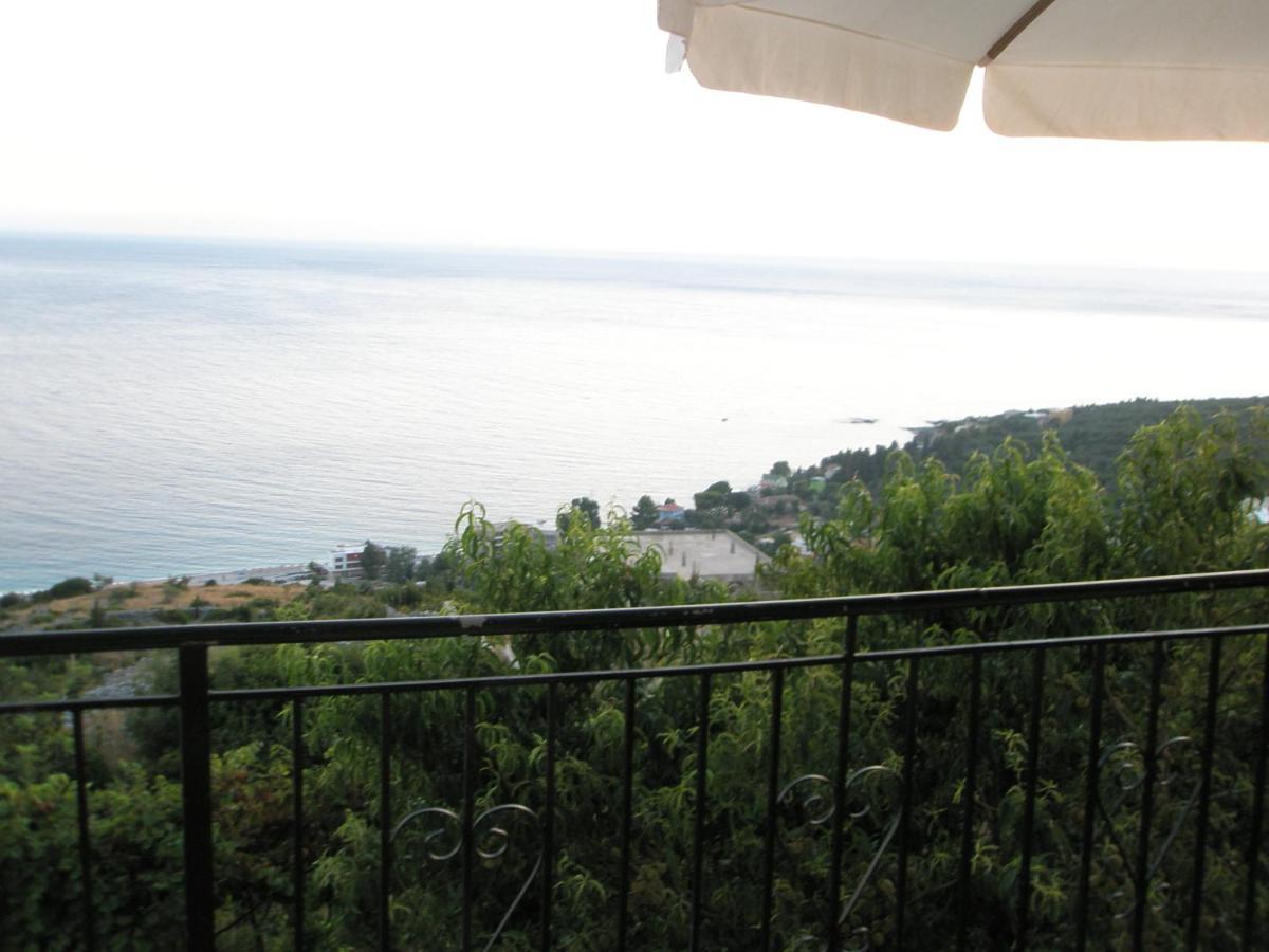 Guesthouse Cathrine Dhermi Exterior photo