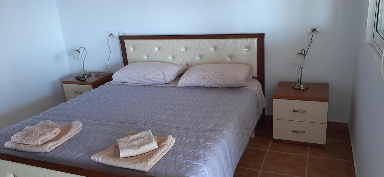 Guesthouse Cathrine Dhermi Exterior photo