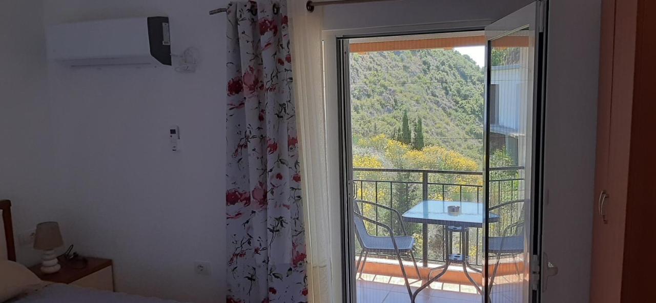 Guesthouse Cathrine Dhermi Exterior photo