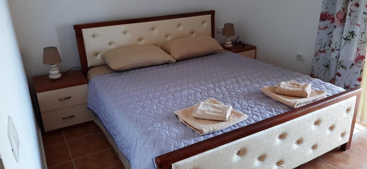 Guesthouse Cathrine Dhermi Exterior photo