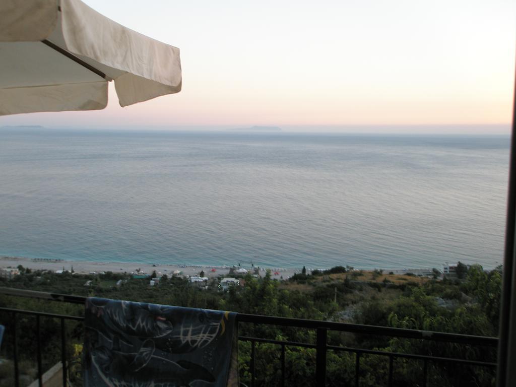 Guesthouse Cathrine Dhermi Exterior photo