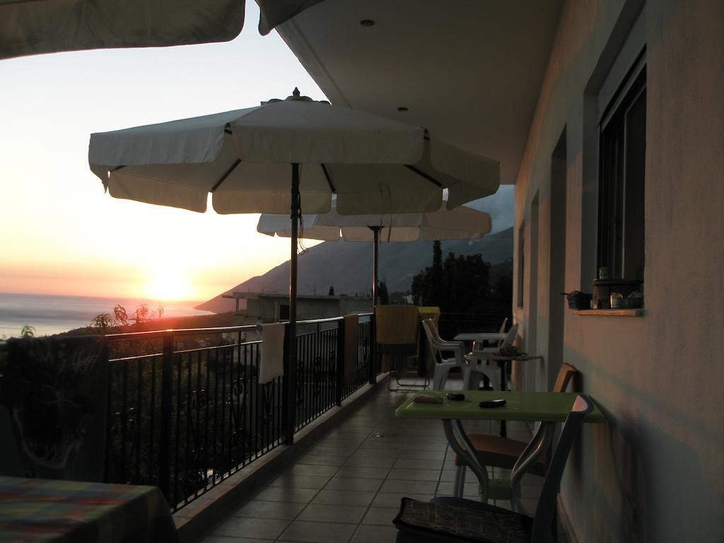 Guesthouse Cathrine Dhermi Exterior photo